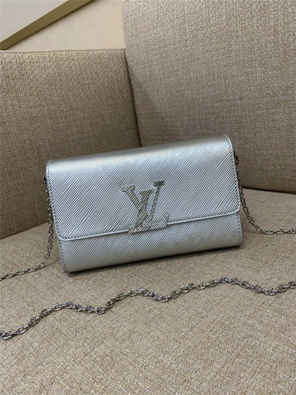 Louis Vuitton POCHETTE LOUISE M23358  size：22x14x5cm 2025 new 